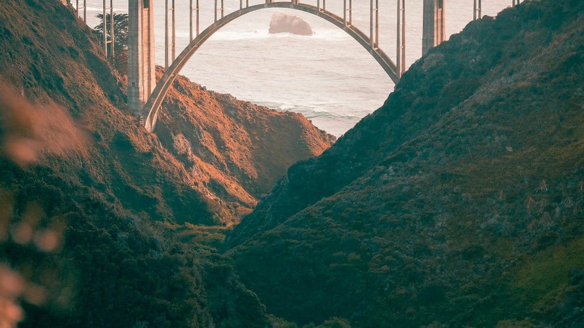 Stunning view of Bixby Creek Bridge in Big Sur, California at sunset highlighting the rugged coast. via Pexels