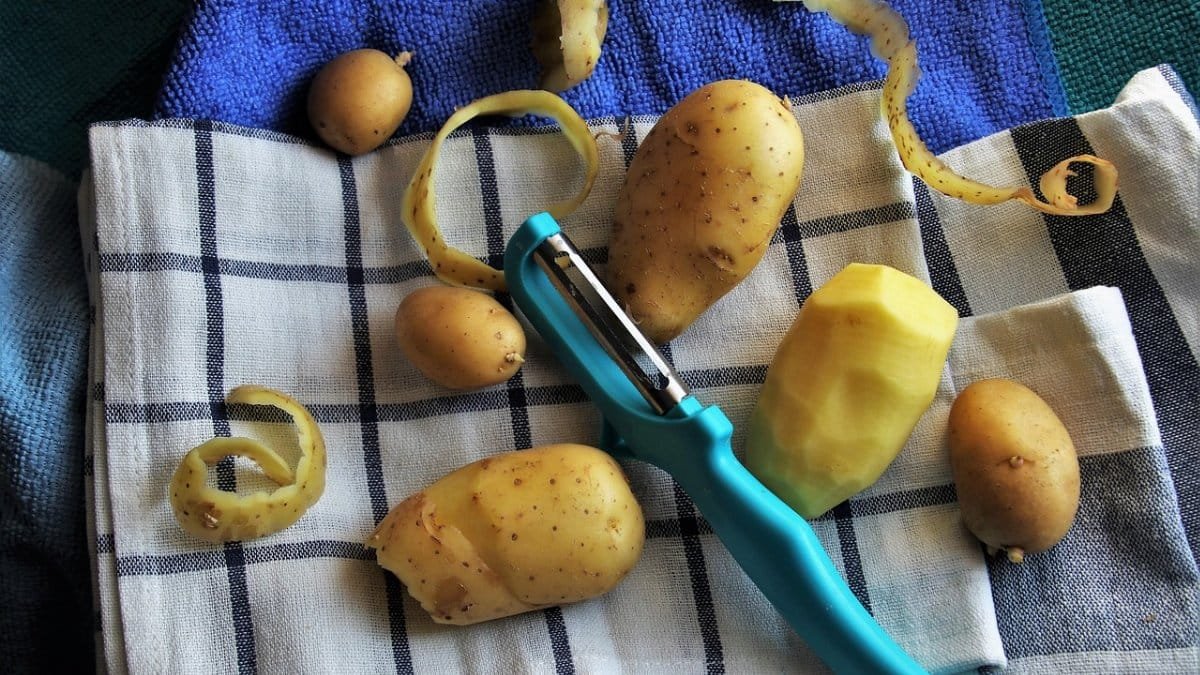 potatoes, in the kitchen, accessories, kitchenware, in the journal, model, fibers, time, textile, web, texture, the structure of the, the background, blue, pattern, vegetables, illuminated, grille, practical, kitchenware, practical, practical, practical, practical, practical via Pixabay