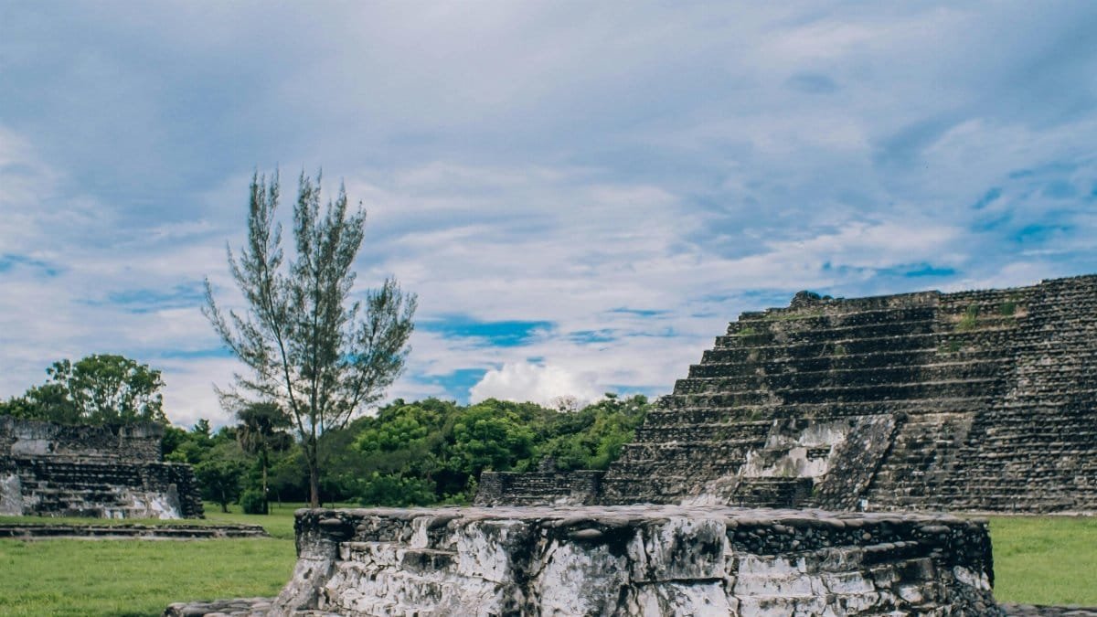 Explore the ancient ruins of Zempoala, Veracruz surrounded by lush greenery and rich history. via Pexels