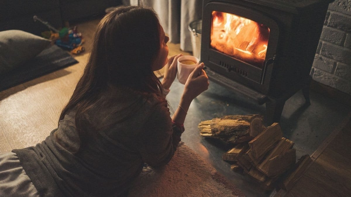 christmas wallpaper, tea cup, woman, fireplace, mug, coffee, cozy, fire, warm, winter, hot, coffee cup, cup, female, person, house, comfort, room, tea, holiday, christmas, lifestyle, season, comfortable, interior via Pixabay