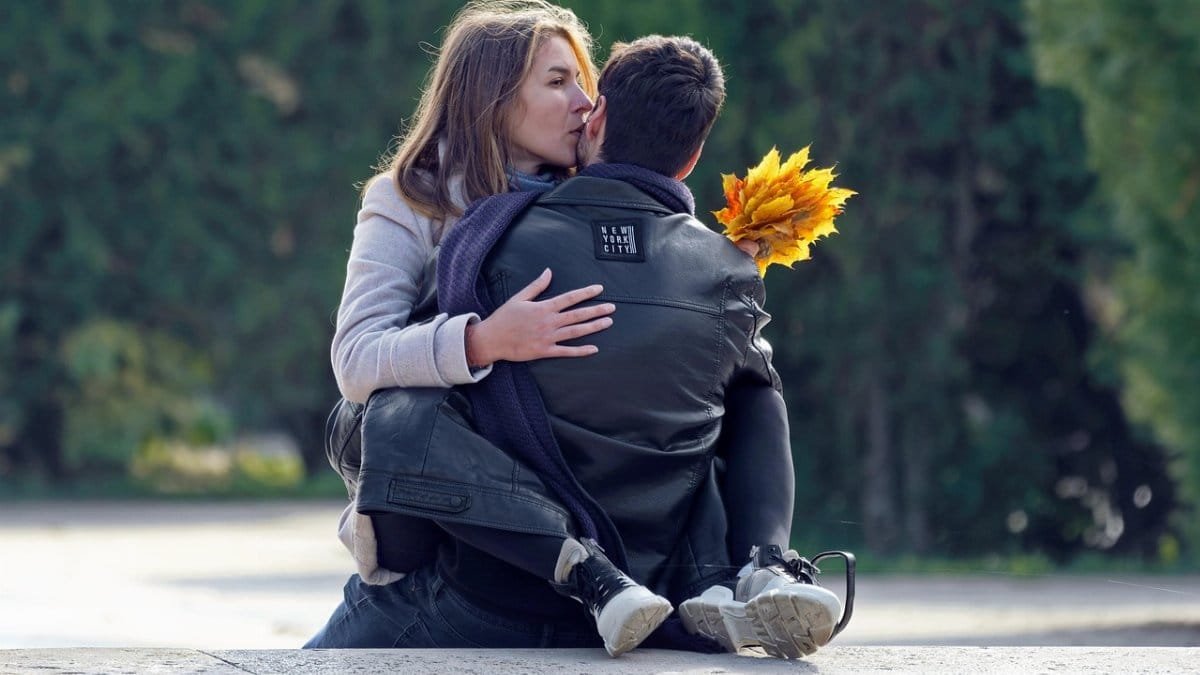 couple,  park,  affect,  embracing,  casual,  the autumn,  kiss,  outdoor,  love,  romantic via Pixabay