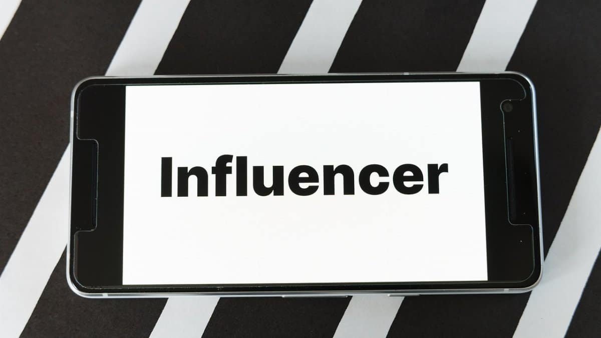 mockup, screen, smartphone, website, blog, word, influencer, brand, branding, marketing, instagram, youtube, facebook, group, community, network, communication, social, connection, platform, internet, influencer, influencer, influencer, influencer, influencer via Pixabay
