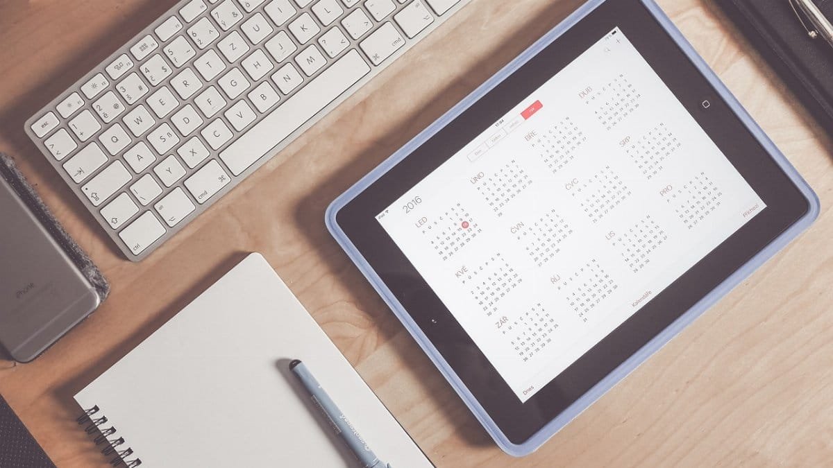 apple, calendar, desk, ipad, tablet, device, electronics, keyboard, mobile phone, notebook, screen, office, home office, work from home, workspace, flat lay, calendar, calendar, calendar, calendar, calendar via Pixabay