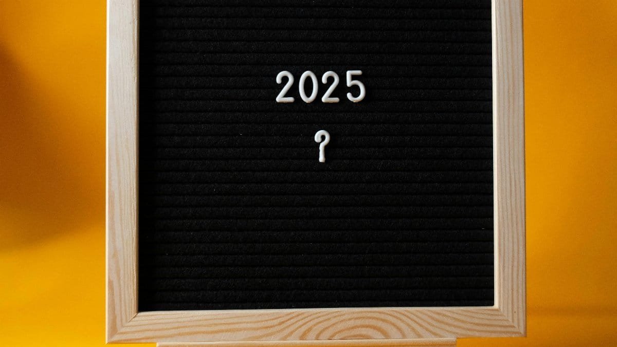 Chalkboard with '2025' on bright yellow background, symbolizing a fresh start to the new year. via Pexels