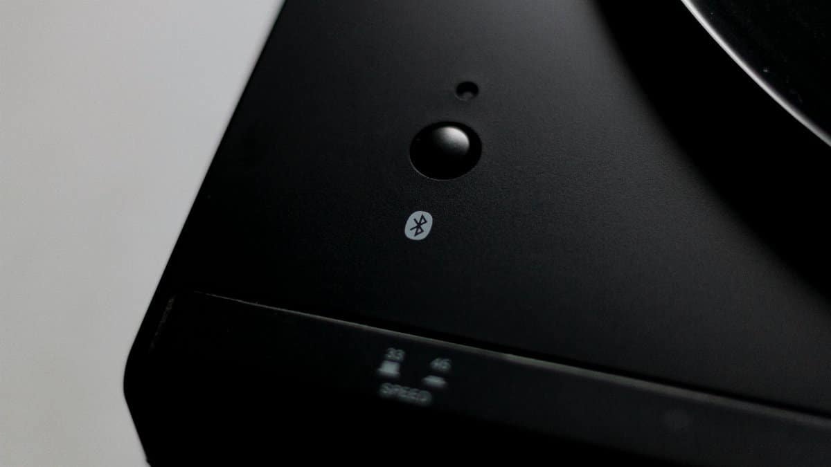 bluetooth symbol on record player via Pexels