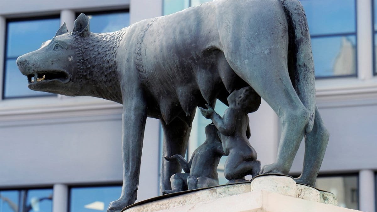 sculpture, statue, historical, myth, too, breast-feeding, children, post, building, urban, myth, myth, myth, myth, myth via Pixabay