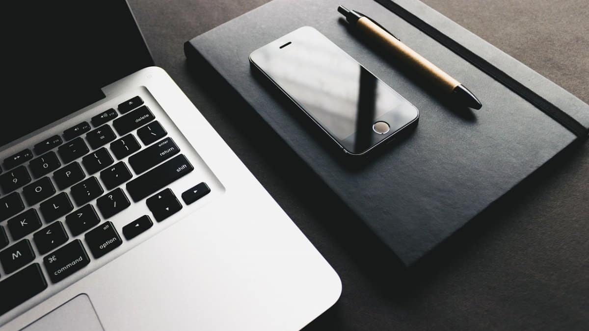 pen, notebook, notepad, diary, stationery, desk, laptop, computer, macbook, keyboard, macbook pro, tech, technology, apple, electronics, minimal, digital, computer hardware, computer keyboard, minimal tech, tech, tech, tech, tech, tech via Pixabay