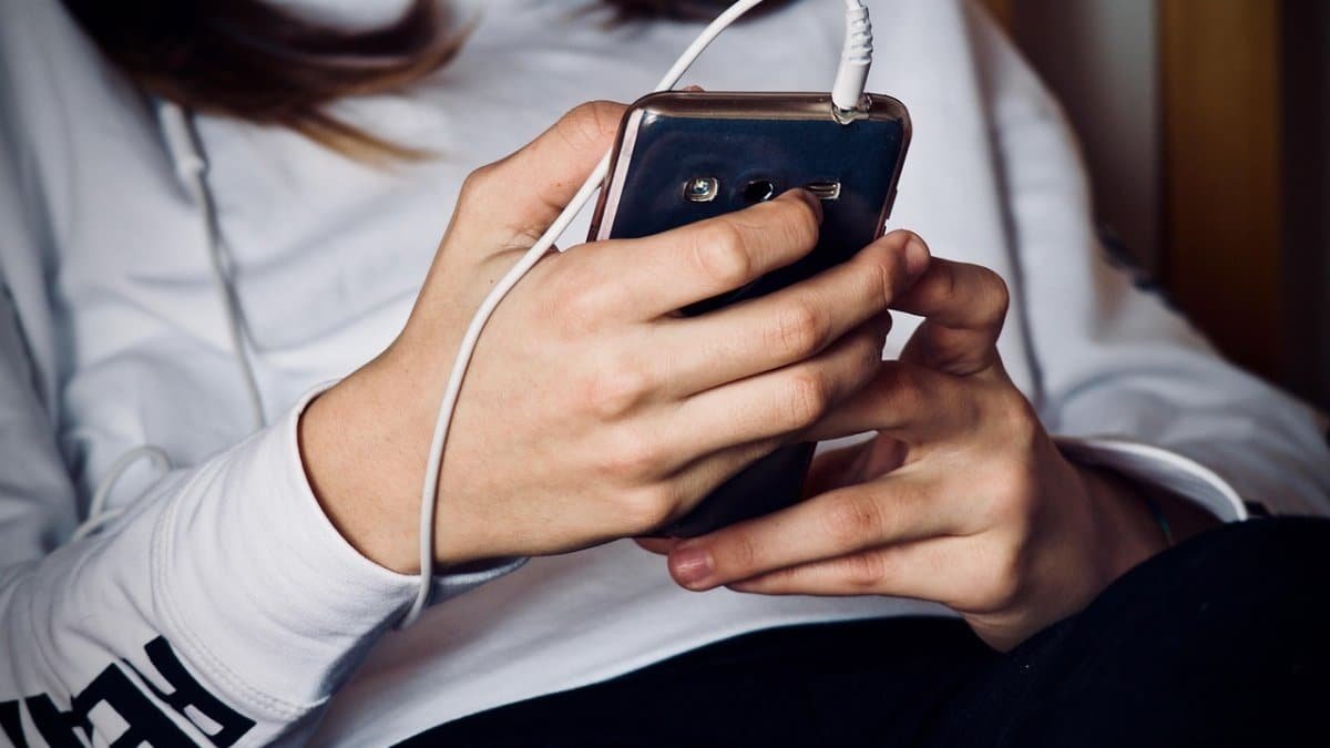 woman, mobile phone, listening to music, listening, fashion, adolescence, mobile phone, mobile phone, mobile phone, mobile phone, mobile phone, listening, listening, listening, listening via Pixabay