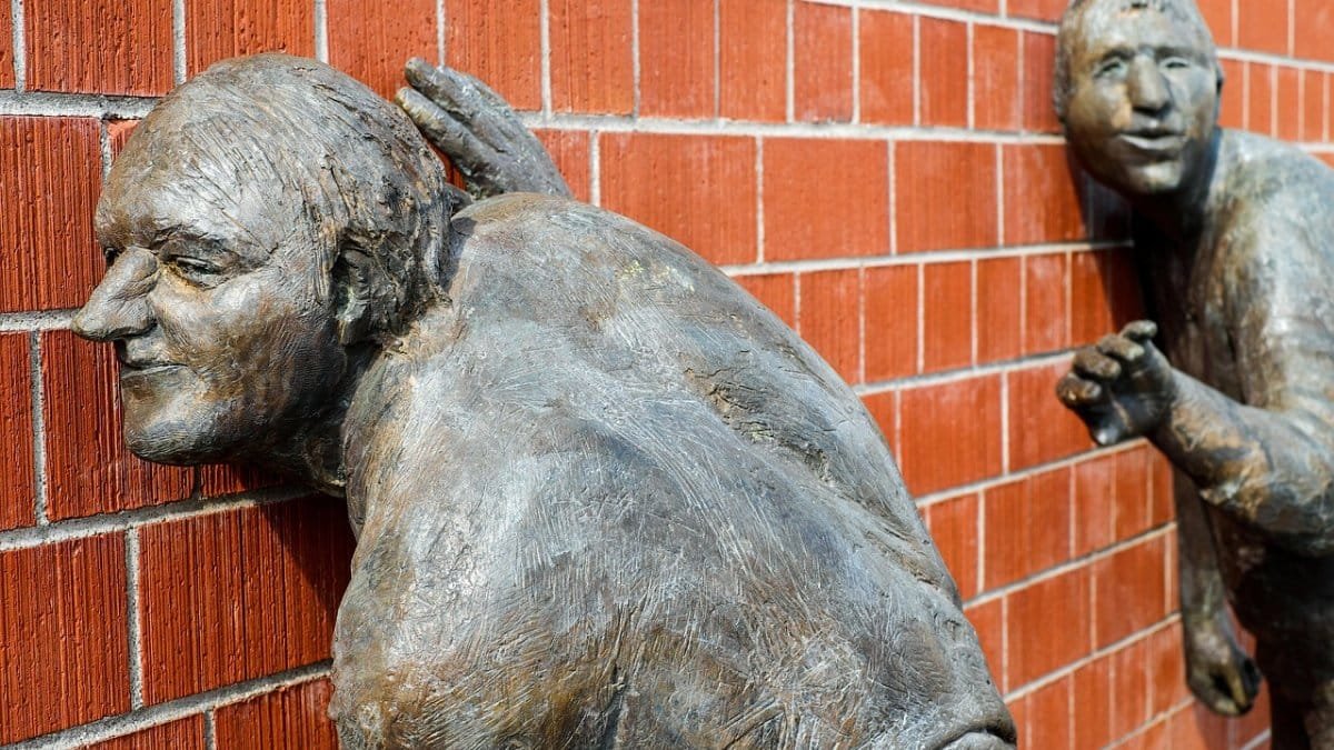 sculptures, bronze, listen to, figures, listening, bronze sculptures, bronze statues, brick wall, red brick wall, art installations, statues, men, art, college of music, freiburg, listen, listening, listening, listening, listening, listening, listen, listen, listen, listen via Pixabay