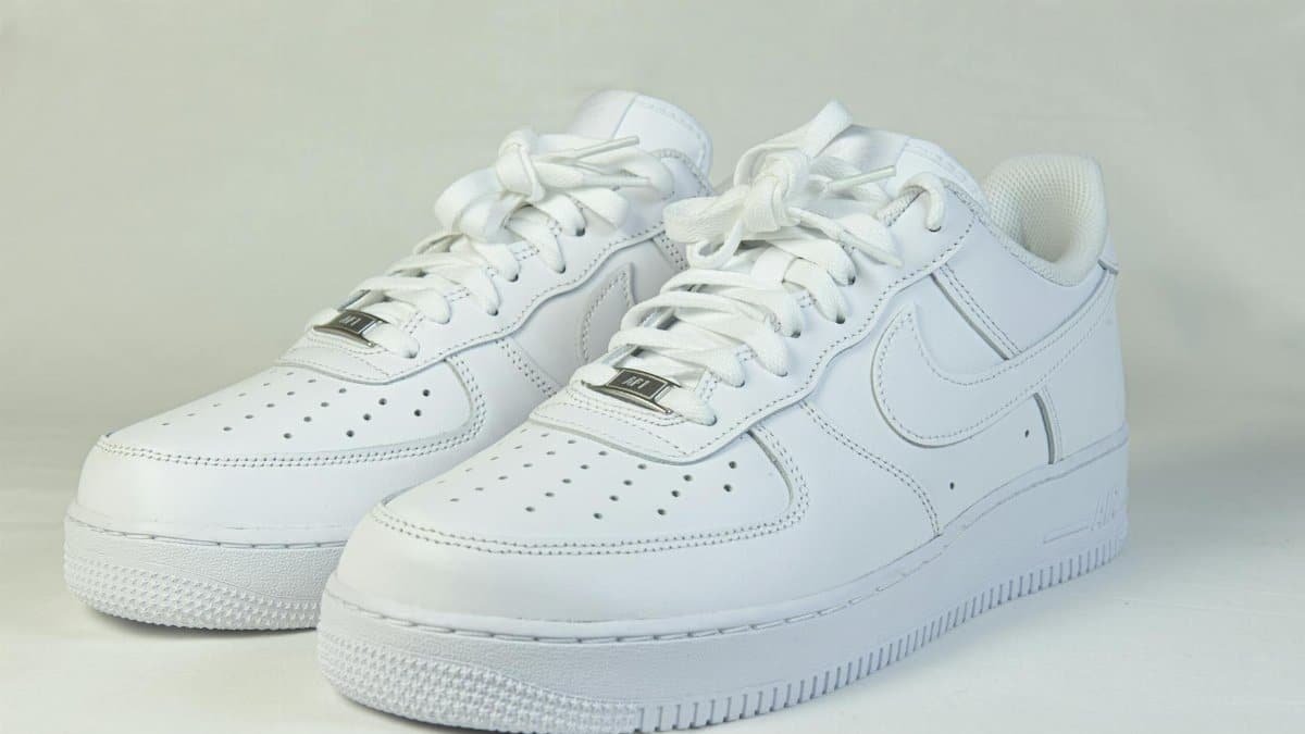 High-quality image of classic white sneakers, ideal for fashion and product design.