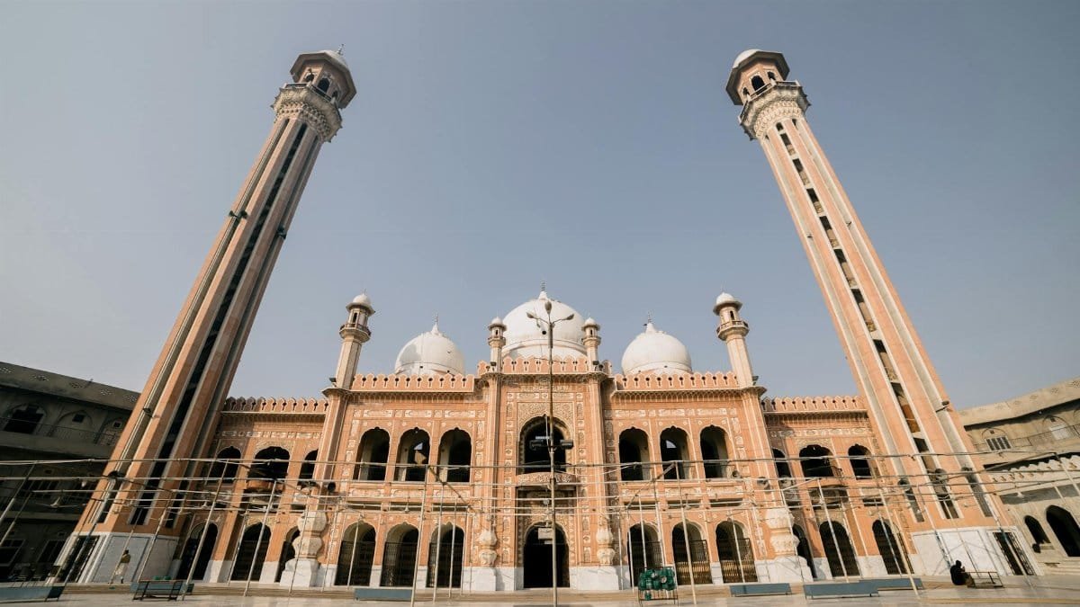 Low-angle view of the grand Jamia Masjid Al Sadiq in Faisalabad, Pakistan.