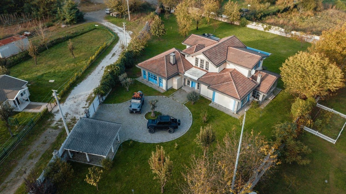 Aerial view of a luxurious house surrounded by greenery in İzmit, Türkiye.