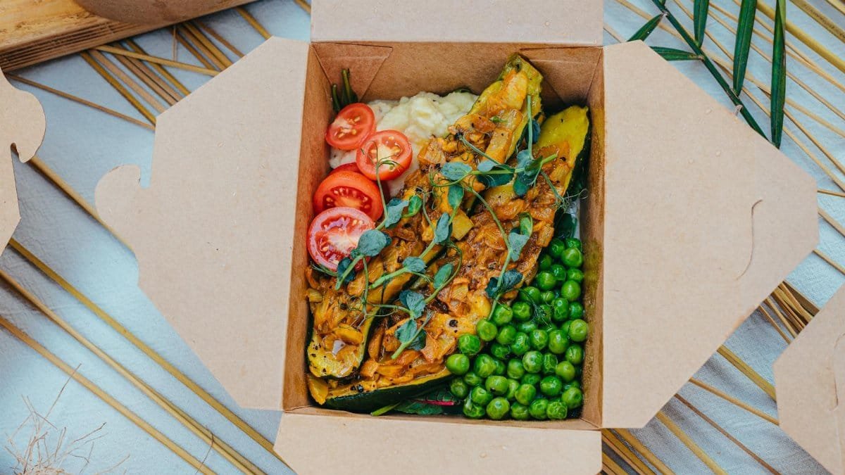 Delicious vegan meal with vegetables in a sustainable packaging. Perfect for healthy eating.