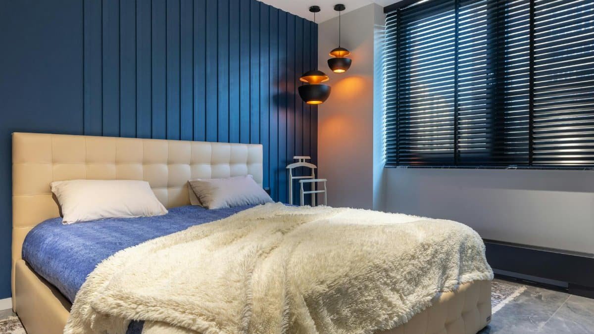 Stylish contemporary bedroom featuring a plush bed and chic lighting for a cozy ambience.