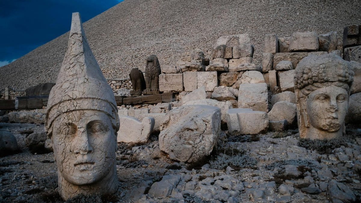 Explore the iconic stone heads of Mount Nemrut, a historical wonder in Türkiye.