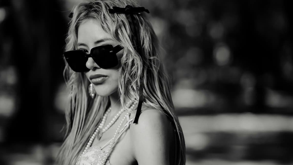 Elegant black and white portrait of a stylish woman with sunglasses outdoors in Mexico City.