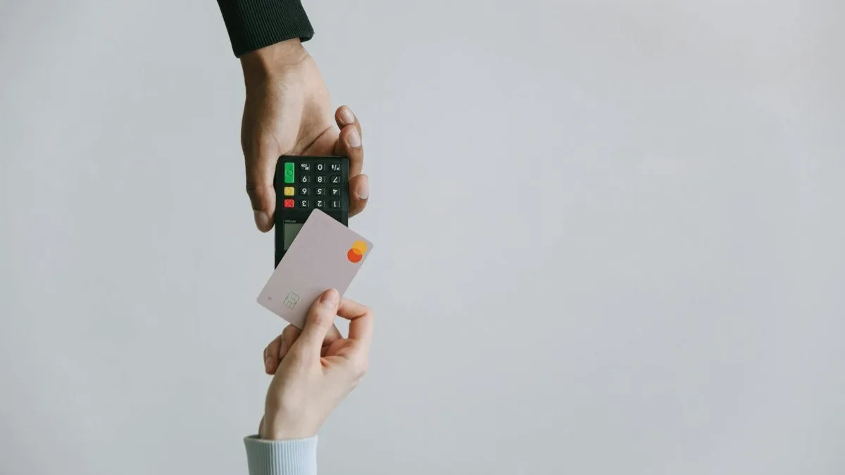 Modern contactless payment using a card and terminal, highlighting the ease of digital transactions.