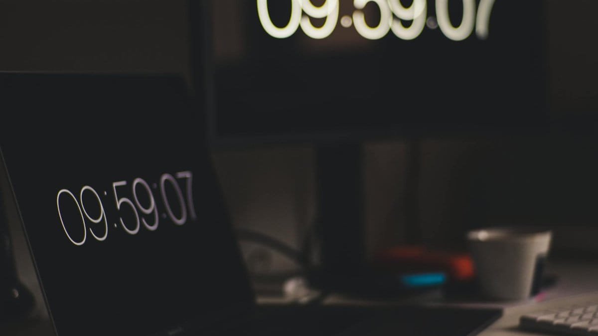 Two digital screens showing 09:59:07, emphasizing time tracking with technology.