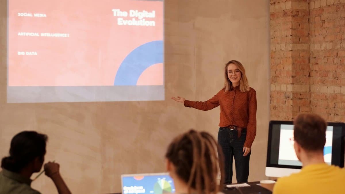 Young woman presenting on digital evolution concepts like AI and big data in a seminar.