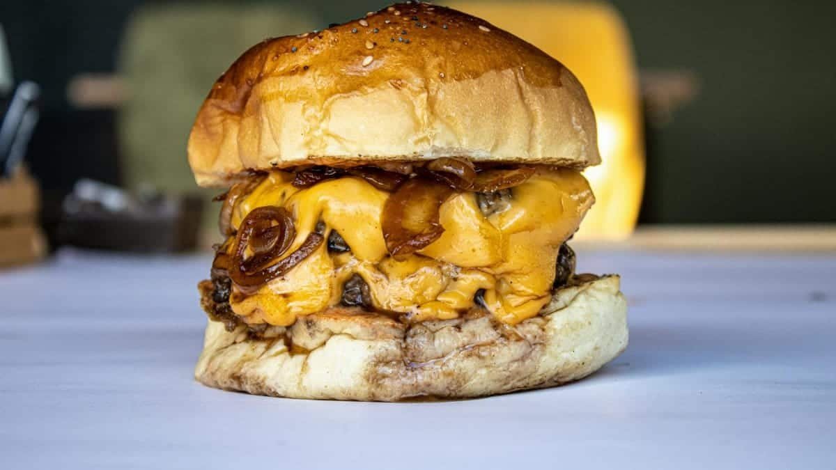 Delicious cheeseburger with caramelized onions, perfect for fast food lovers.