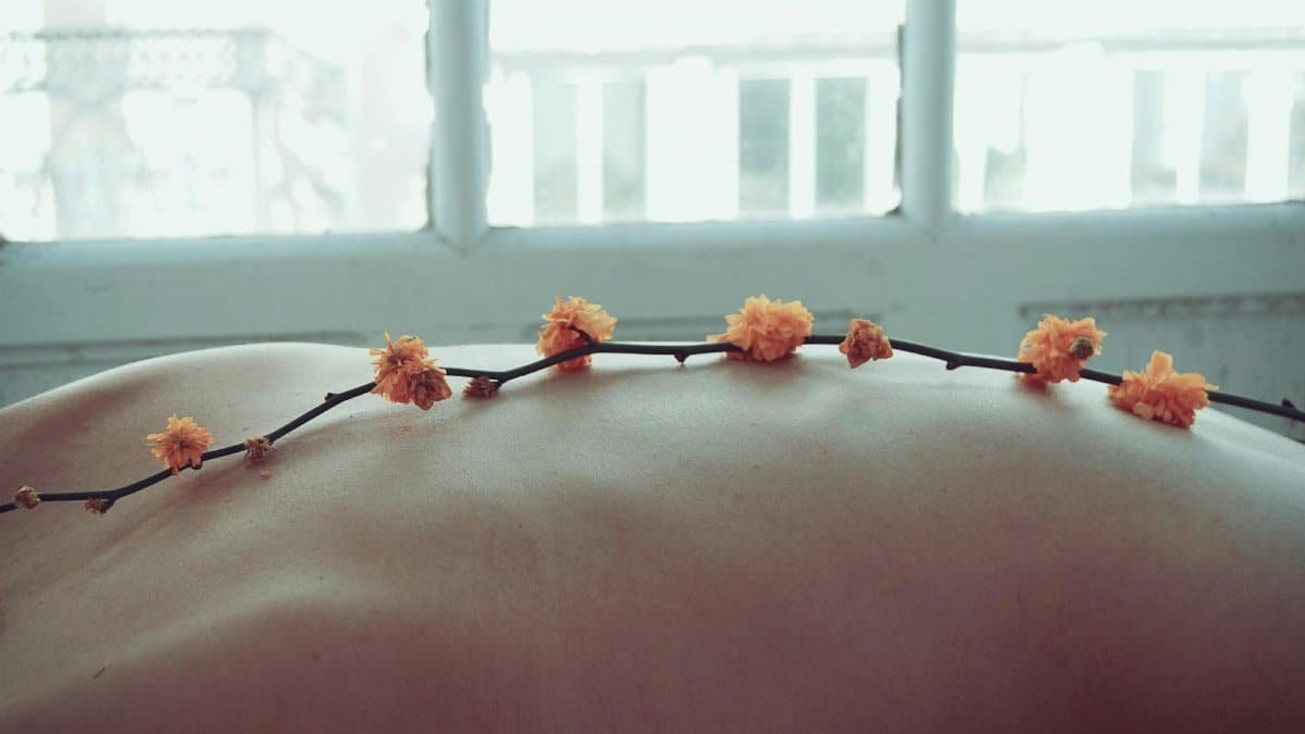 Soft bokeh effect on a relaxing spa scene with delicate flowers on skin.