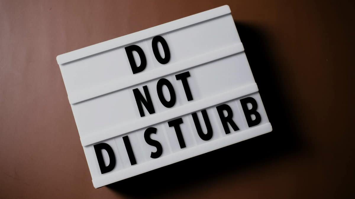 Minimalist lightbox displaying 'Do Not Disturb' message on brown background for focus and privacy themes.