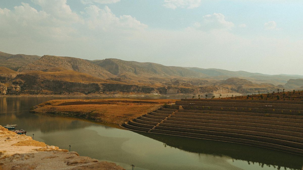 Beautiful panoramic view overlooking the landscape and water in Hasankeyf under a clear sky.