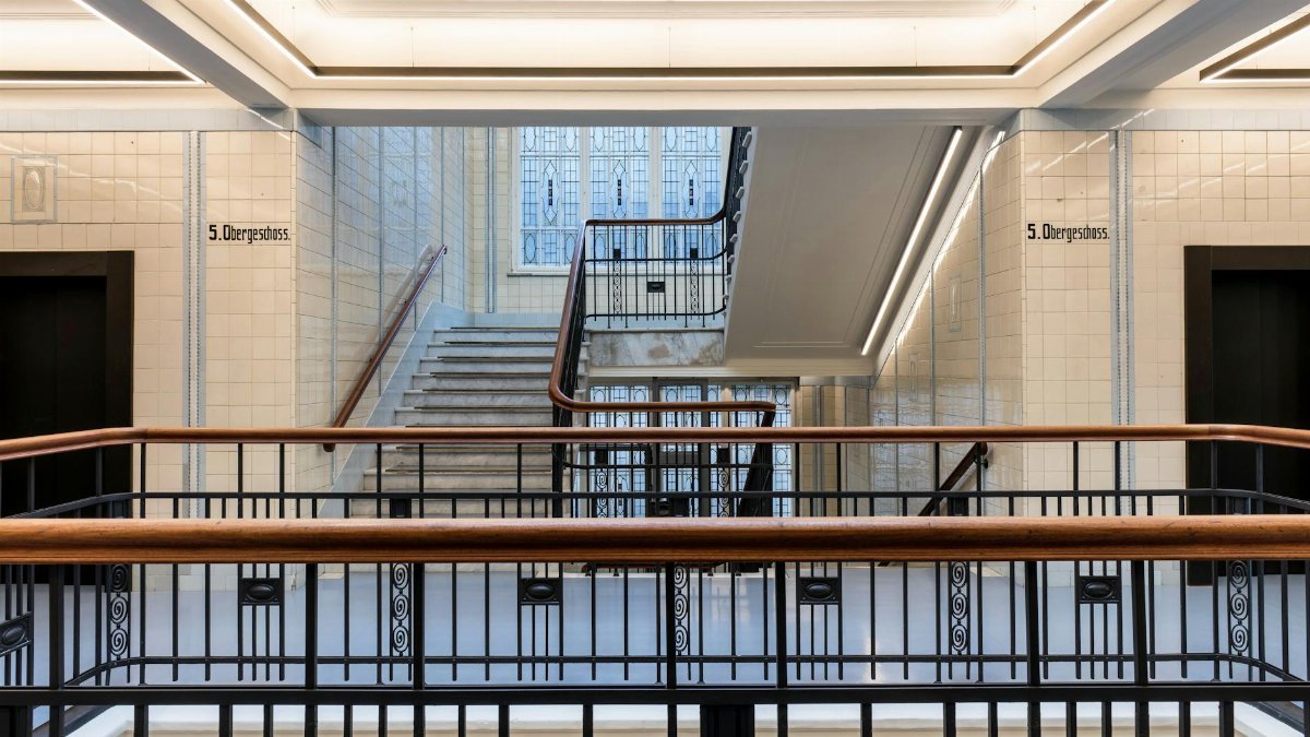 A sophisticated stairwell in a Hamburg building showcasing historical architecture.