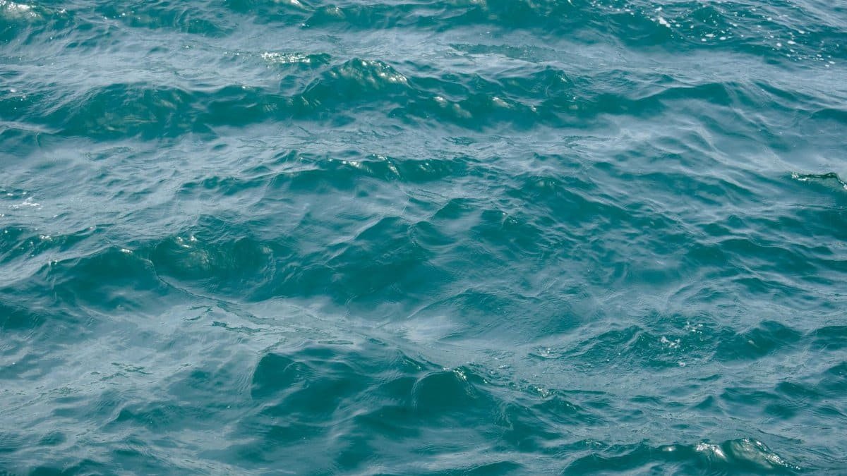 Vibrant blue waves on the Bosphorus in İstanbul, Türkiye, capturing the beauty of moving water.
