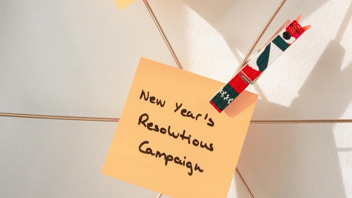 Bright sticky note with 'New Year's Resolutions Campaign', ideal for goal setting visuals.