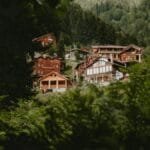 Modern wooden homes nestled in the lush green mountains of Rize, Turkey, showcasing contemporary architecture.