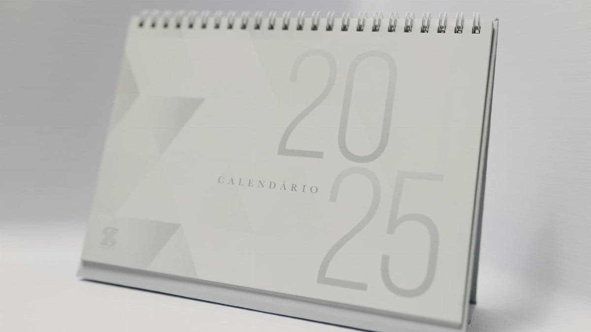 Minimalist 2025 desk calendar with a modern design, perfect for planning and organizing your year.