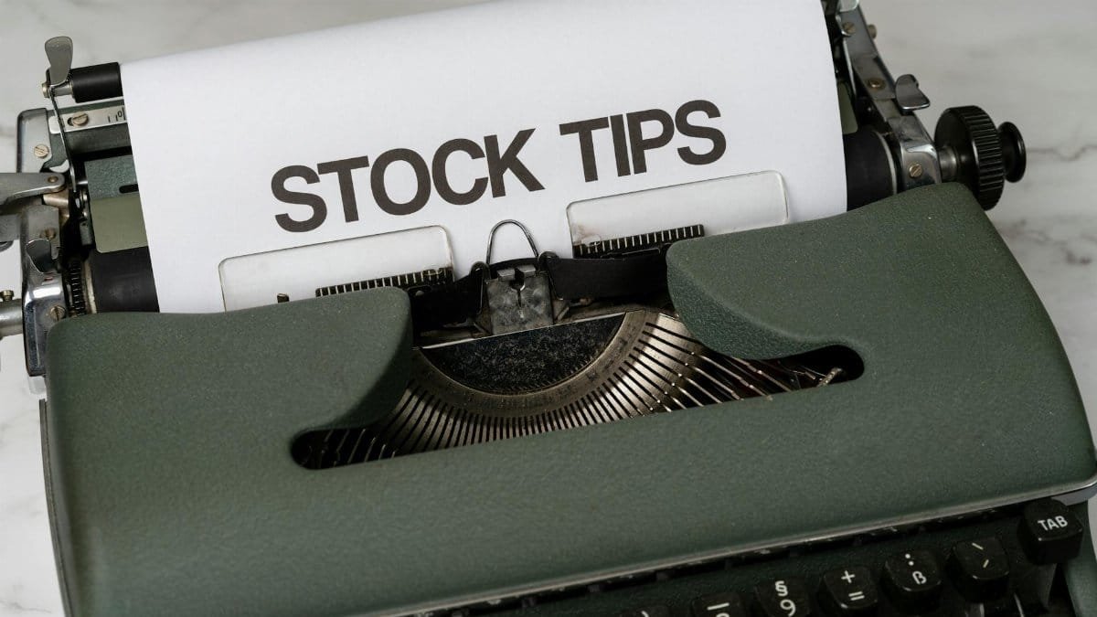 Old-fashioned typewriter displaying stock market tips, symbolizing retro finance advice.