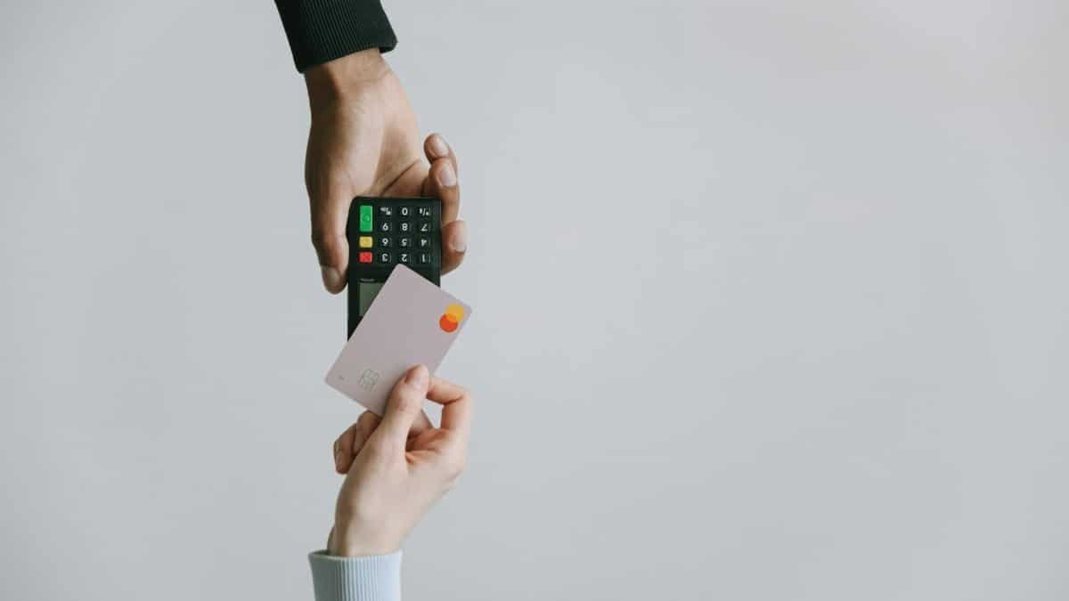 Modern contactless payment using a card and terminal, highlighting the ease of digital transactions.