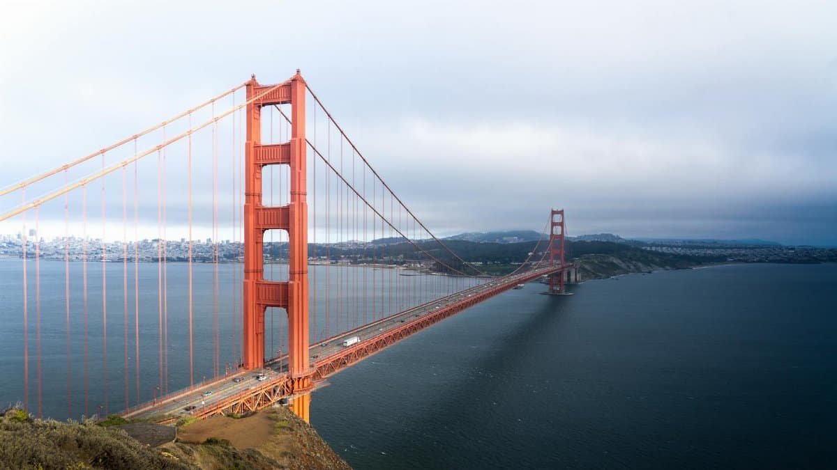 A stunning view of the iconic Golden Gate Bridge in San Francisco, California.