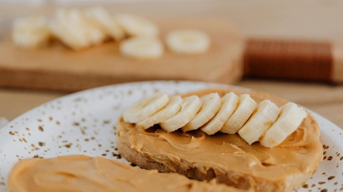 Slice of toast with peanut butter and banana slices, perfect for a healthy snack.