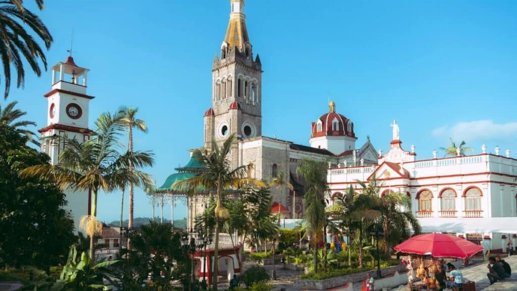 Explore the beautiful colonial architecture of Cuetzalan, Mexico, featuring historic churches and vibrant streetscapes.