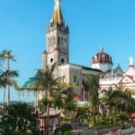 Explore the beautiful colonial architecture of Cuetzalan, Mexico, featuring historic churches and vibrant streetscapes.