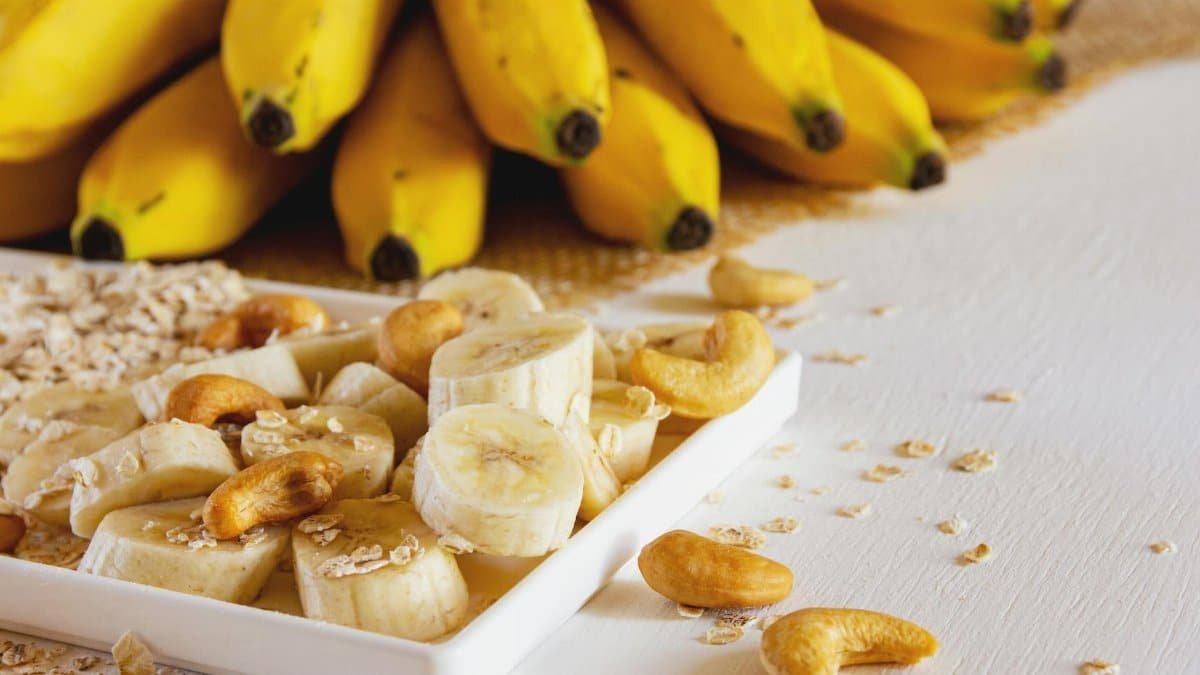 A close-up of sliced bananas, cashews, and oats beautifully arranged for a nutritious breakfast.