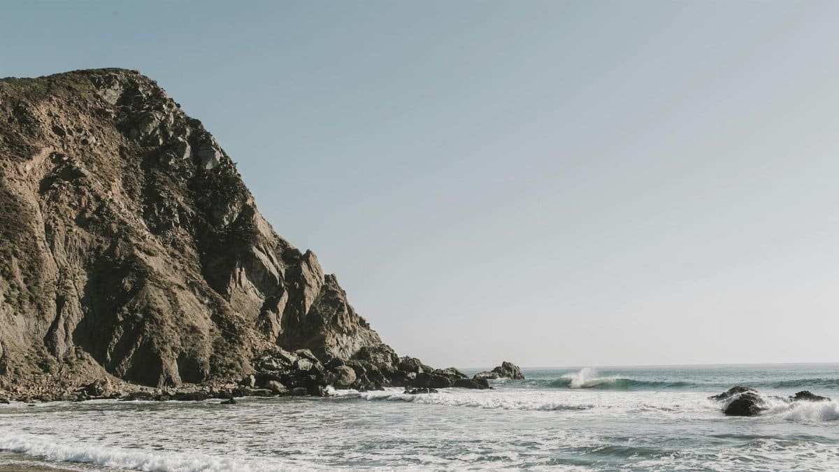 Explore the breathtaking cliffs and vibrant ocean waves of Big Sur, California. A serene seascape perfect for travel and nature enthusiasts.