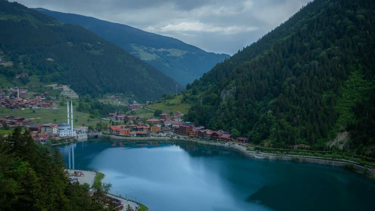Picturesque view of Uzungöl Lake surrounded by lush mountains in Trabzon, Turkey.