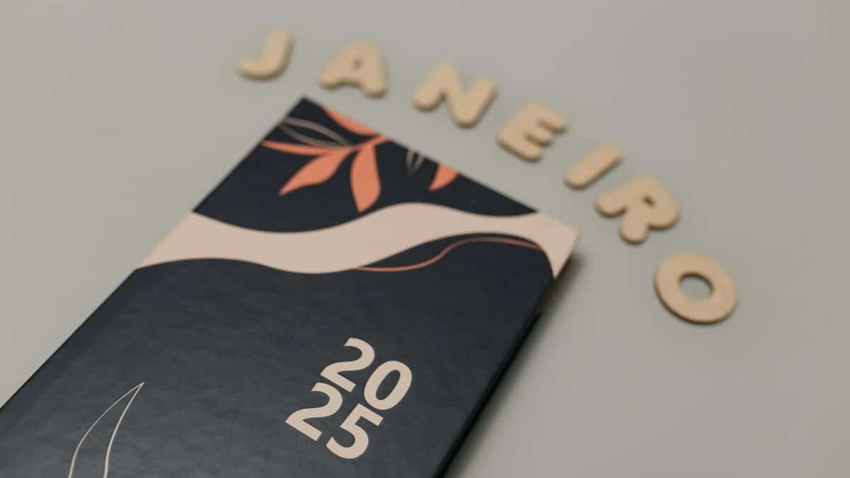 Minimalist 2025 planner with Janeiro letters, perfect for organizing your new year.