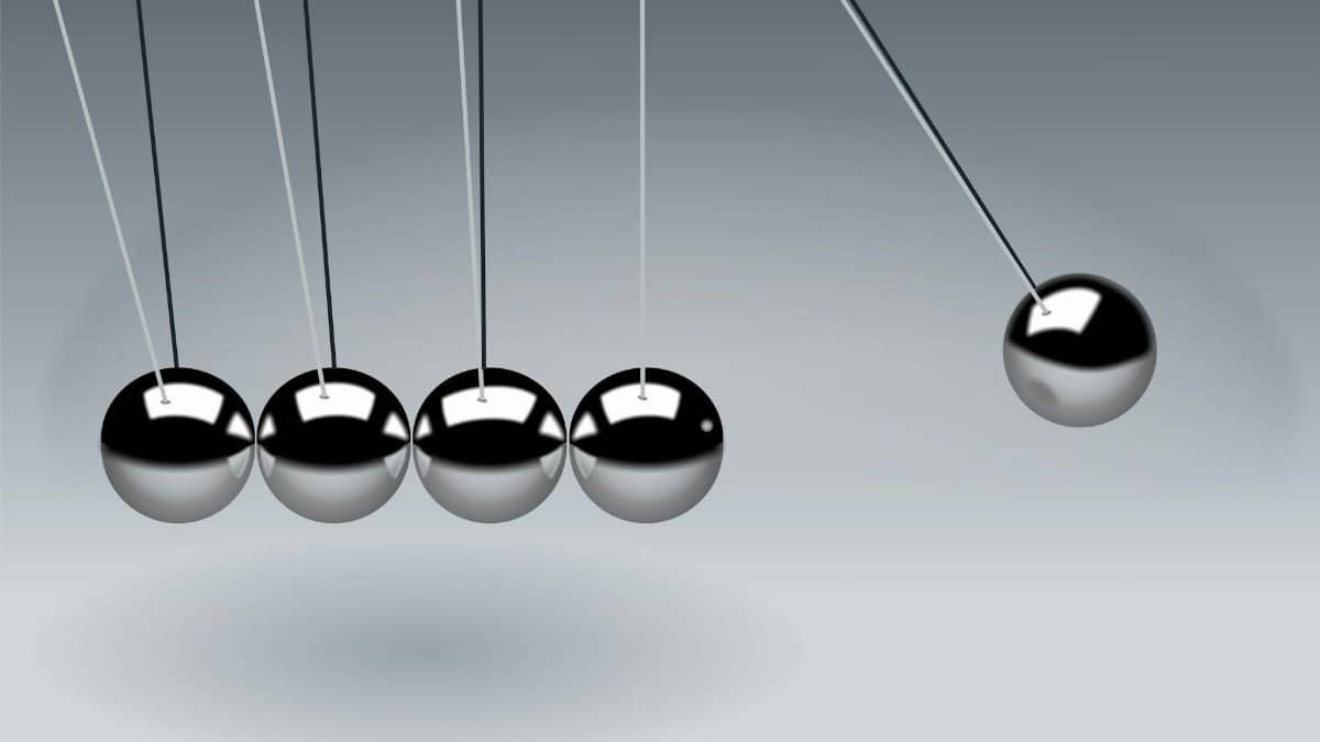 Dynamic illustration of Newton's Cradle showing motion and reflection concepts in physics.