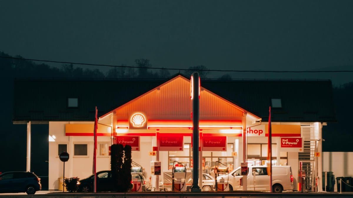 Photo of a Shell gasoline station in Croatia captured at night, highlighting bright lights.