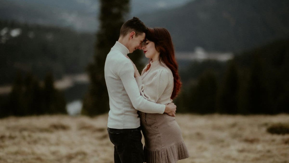 A couple shares a romantic moment in the mountains of Beliș, Romania.