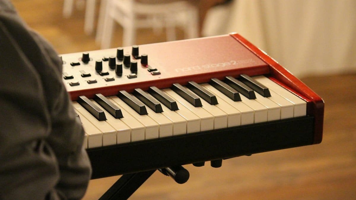 electric keyboard piano