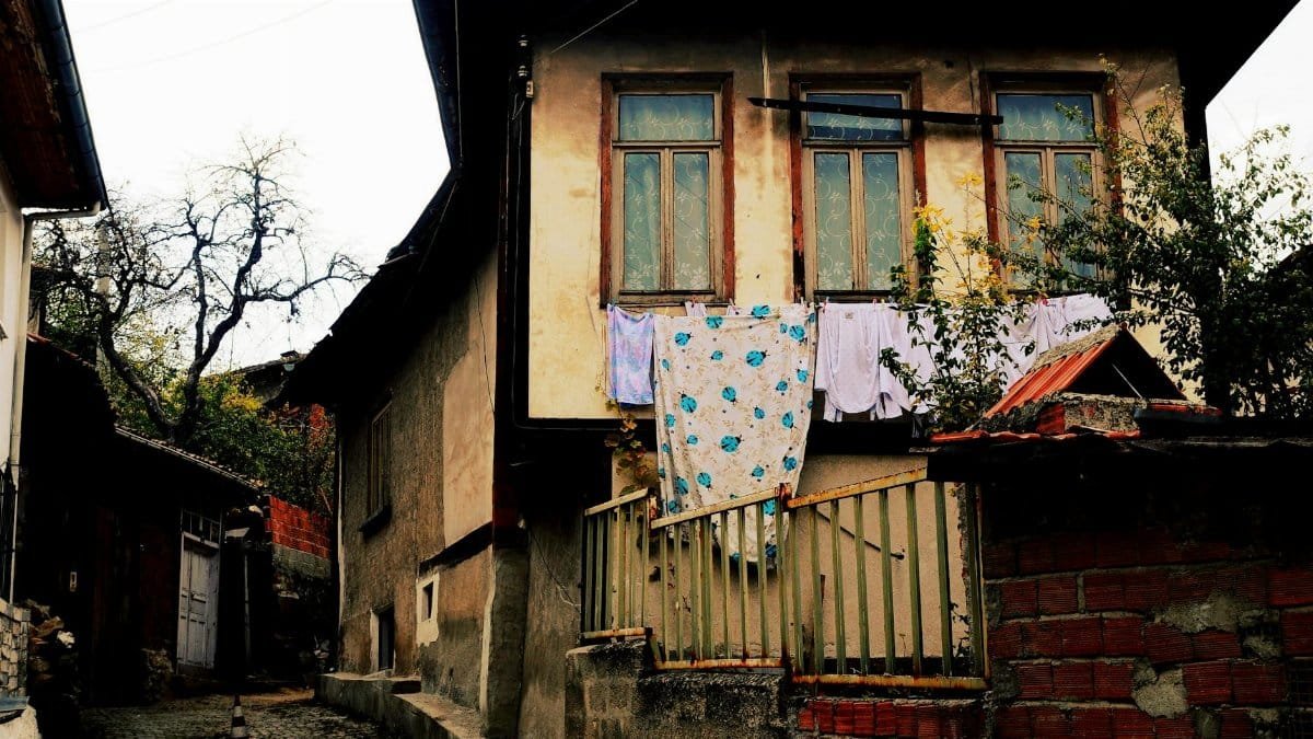 Explore an old wooden house on a quaint street in Kastamonu, Türkiye.