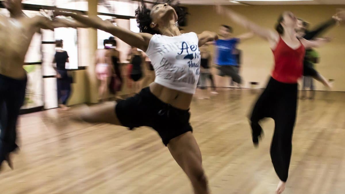 Dynamic group dance class showcasing diverse techniques and spirited expressions.