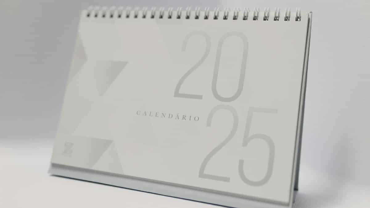 Minimalist 2025 desk calendar with a modern design, perfect for planning and organizing your year.