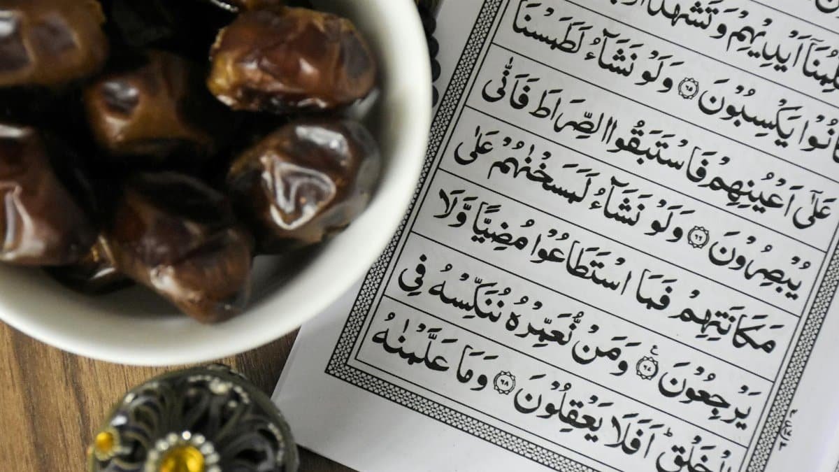 A bowl of dates with Quran, symbolizing Ramadan iftar tradition.